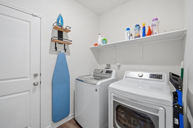 Building Photo - *COMING SOON* Kitchen Lovers Dream – Tons of Cabinet Space & Included Appliances!
