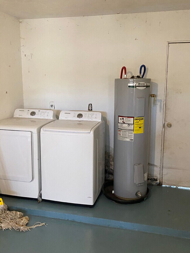 Building Photo - Gorgeous 3 Bedroom 2 Bathroom Single-Family!