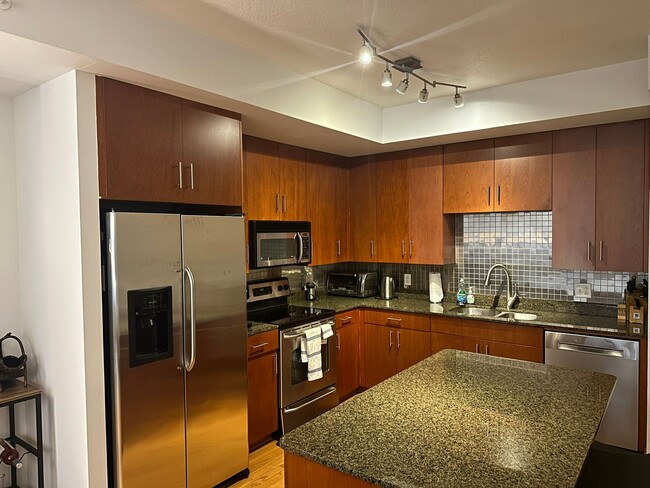 Building Photo - Modern 1 BR, 1BA Condo in Mount Vernon Squ...