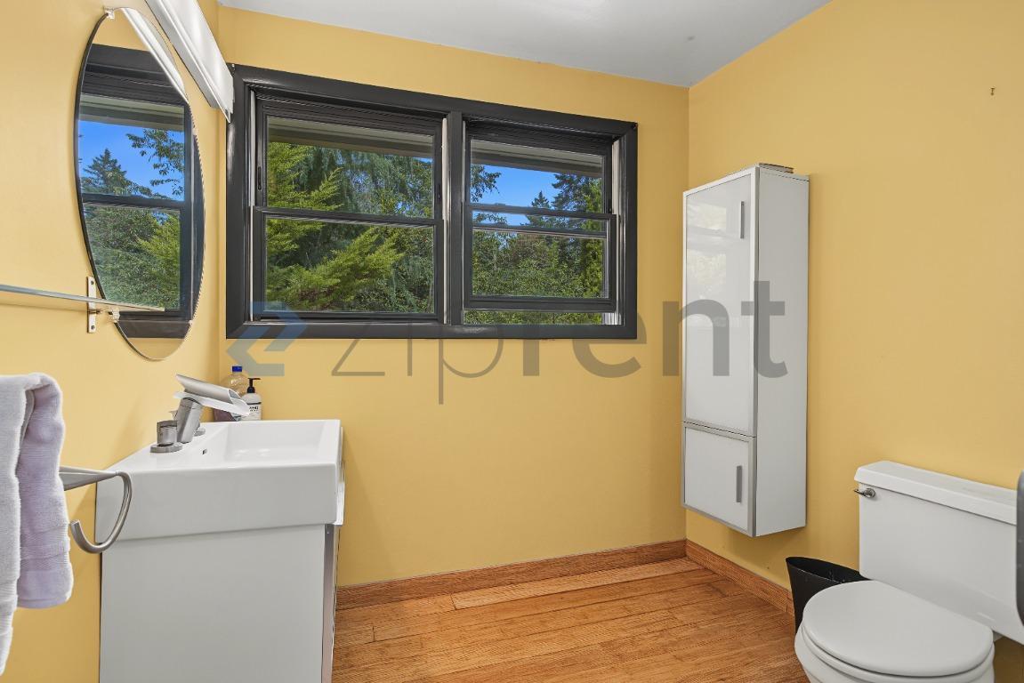 Building Photo - Unit