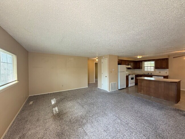 Building Photo - 2BR Duplex