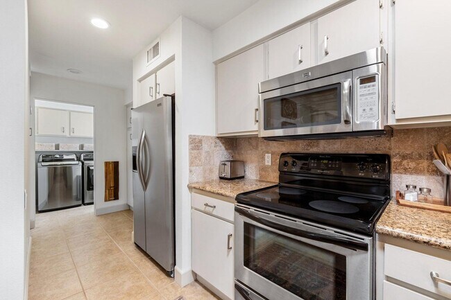 Building Photo - 303 Forest Hills Dr