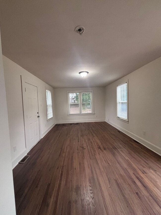 Building Photo - Discover this three-bedroom, one-bath single-family home in East Charlotte