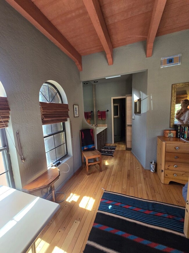 Building Photo - Furnished, 6-12 month rental