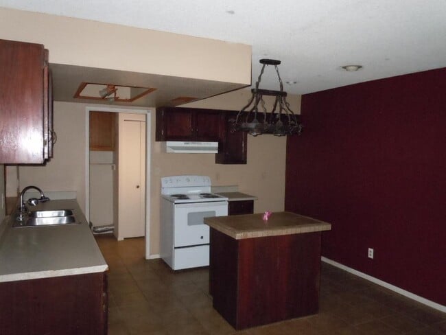 Building Photo - 520 E Judi Dr