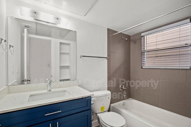 Building Photo - 502 W 35th St