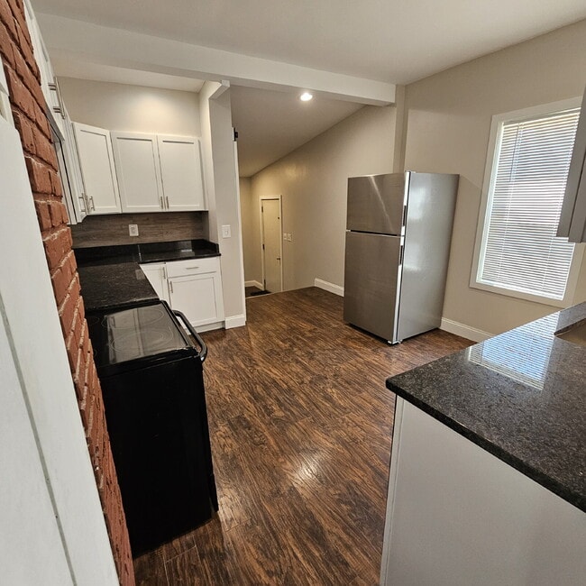 Building Photo - Duplex - 2 Bedroom, 2 Full Bathrooms and a...