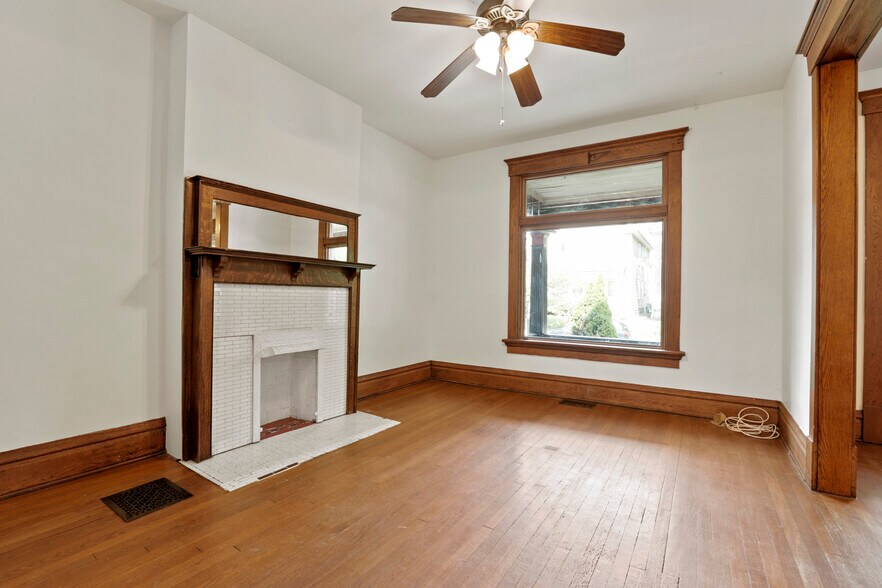 Front Loving Room 2 - 1489 Michigan Ave