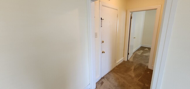 Building Photo - 33 S York Rd