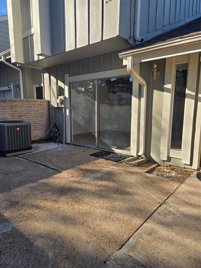 Building Photo - 12906 Leader St