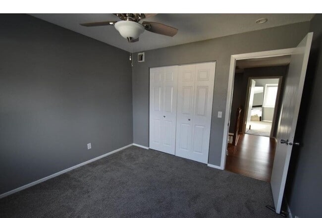 Building Photo - Spacious townhome- 3 bed/2.5ba -Community Pool! SLP- Available May 1