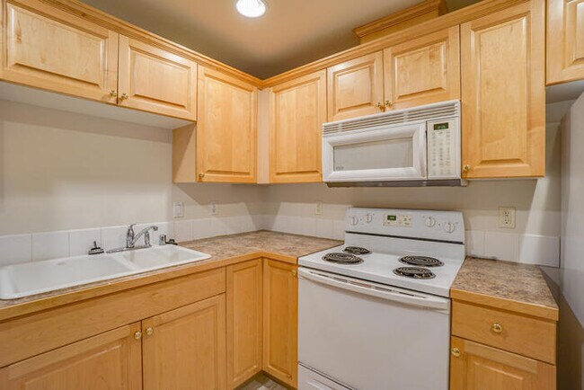Building Photo - THREE BEDROOM TOWNHOME WITH GARAGE ACROSS FROM SHOPPING AND DINING