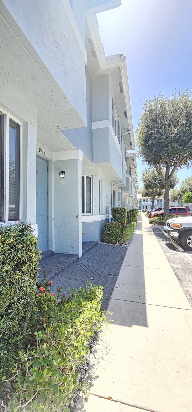 Building Photo - 1935 Gardenia Ct