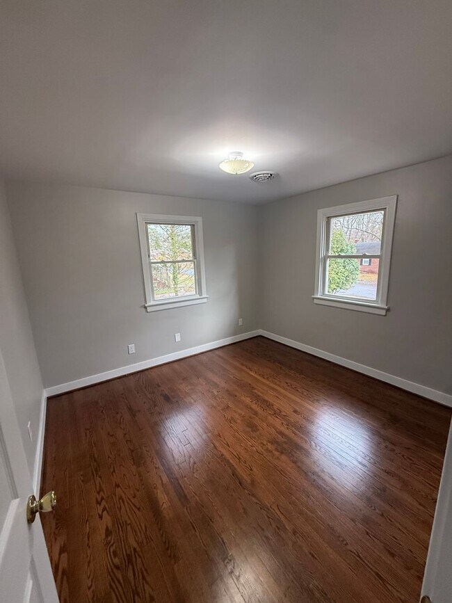 Building Photo - Beautifully RENOVATED 3 bedroom 2 full bath on large fenced in lot--Hurry!