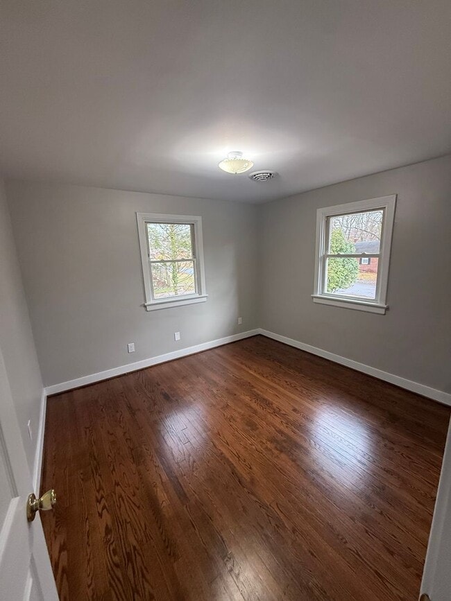 Building Photo - Beautifully Renovated 3 bedroom 2 full bath on large fenced in lot