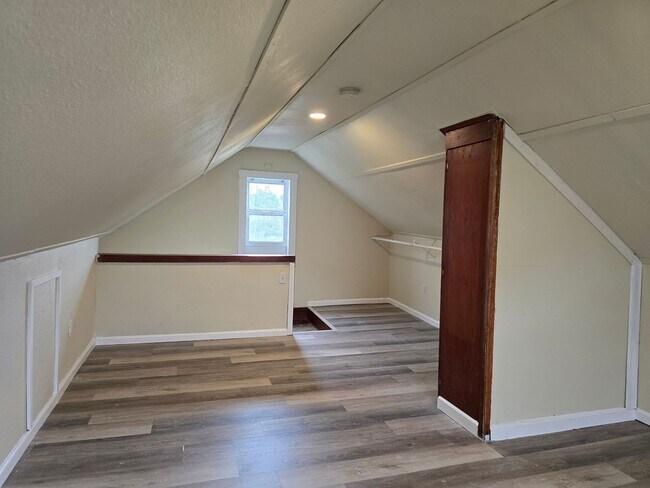 Building Photo - One Bedroom Duplex with Fenced Yard