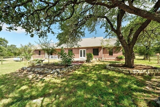 Building Photo - 200 Oak Hollow Ln