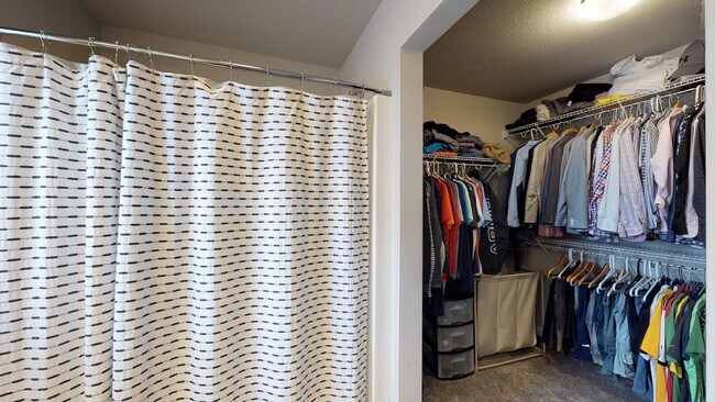 Building Photo - Fabulously Beautiful Townhome in NW Ankeny