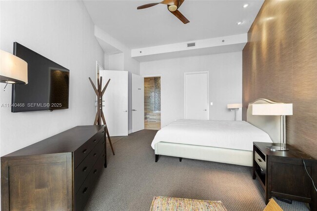 Building Photo - 16001 Collins Ave