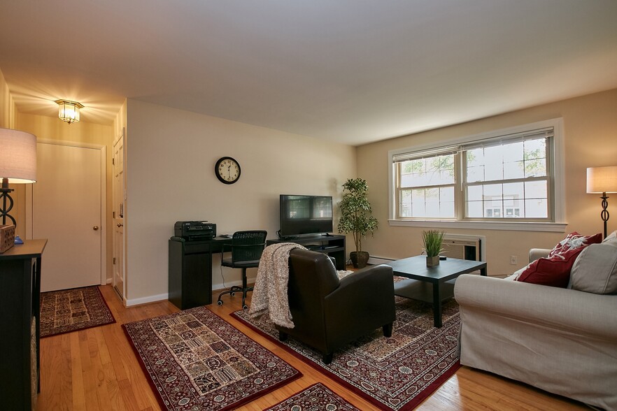Spacious living room - coat closet - 805 23rd St S