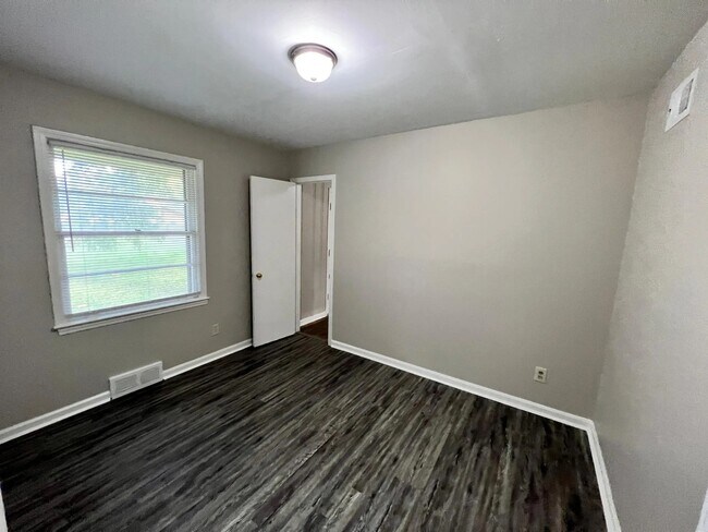 Building Photo - 4368 Gardenview Dr