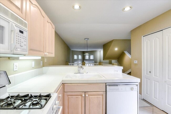 Building Photo - 990 Alpine Terrace