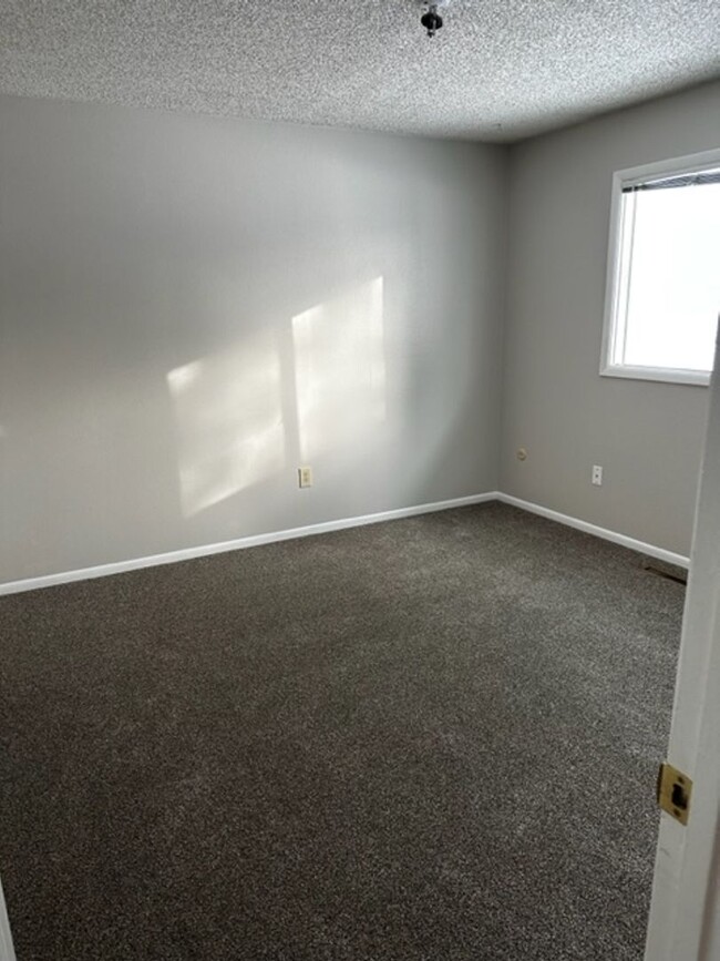 Building Photo - 334 Hallowell Ln