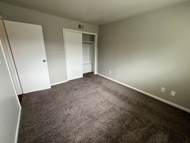 Building Photo - Warren Park 2 Bedroom Apartment with Balcony
