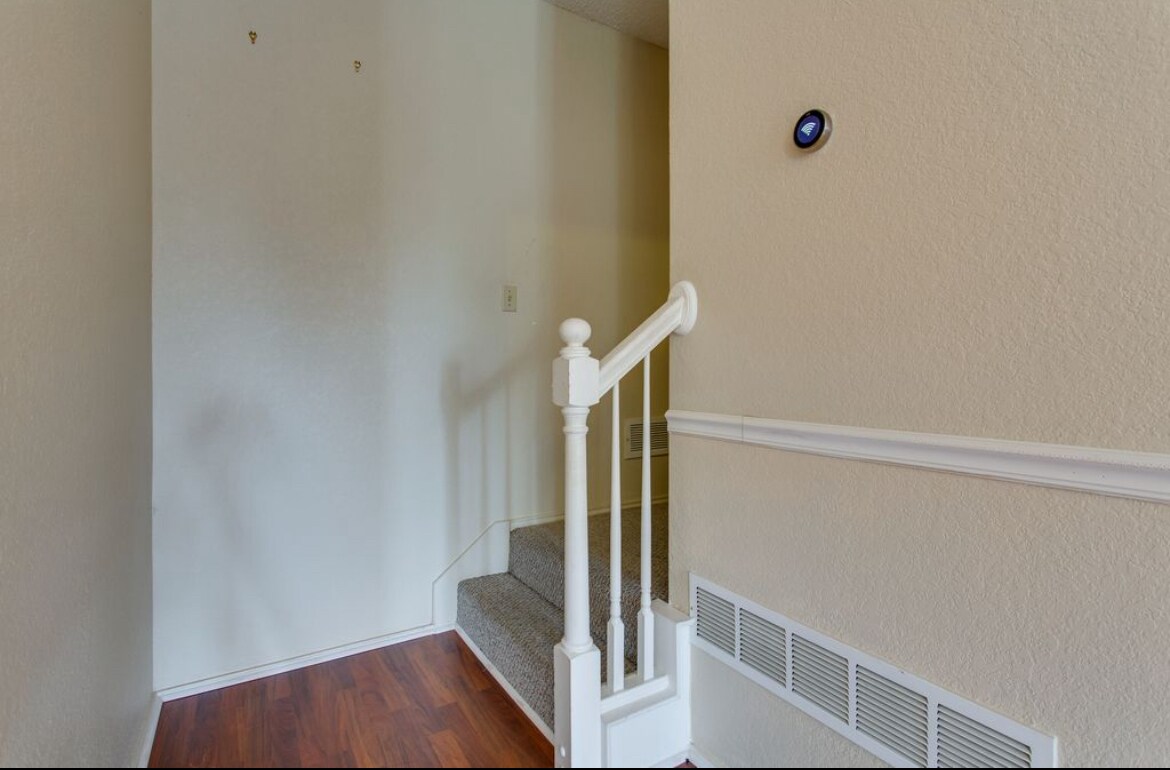 Building Photo - 807 Burr Oak Dr