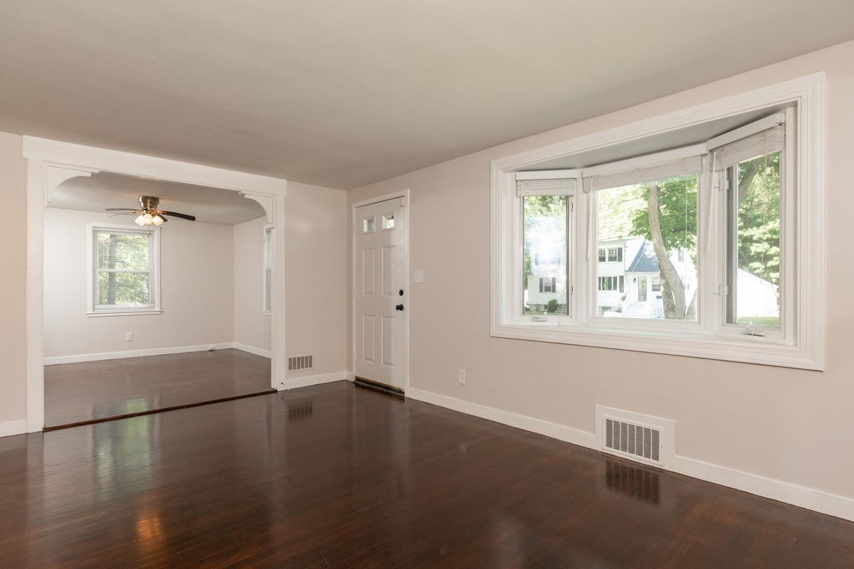 Building Photo - 400 Colonial Dr