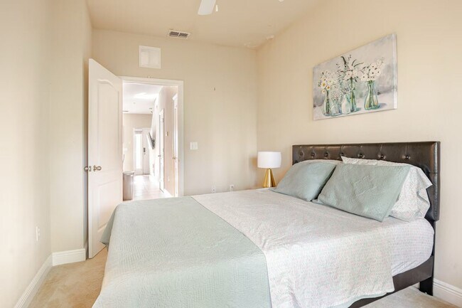 Building Photo - Fully Furnished 3-Bedroom/3-Bath Townhome