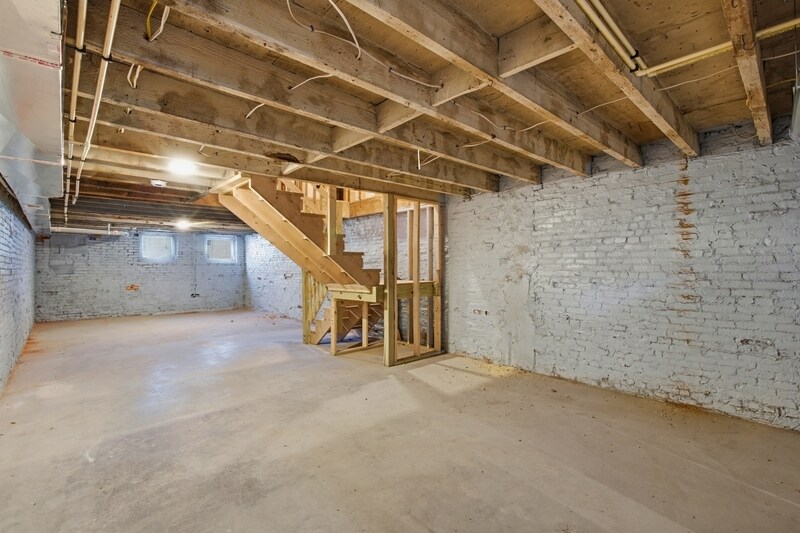 Building Photo - 719 E 20th St