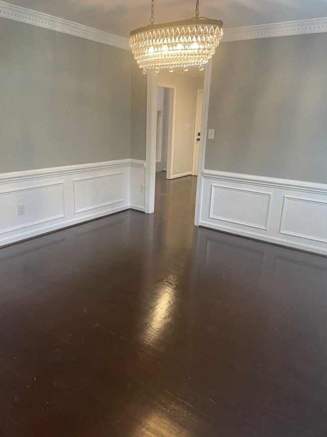 Building Photo - Spacious 4 Bedroom near Guilford College