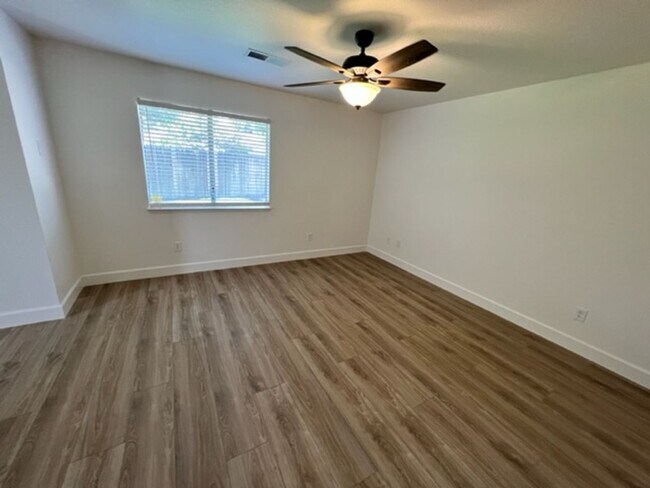 Building Photo - 1521 Cottonwood Ct S