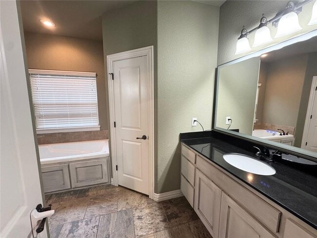 Building Photo - 33 Leona Dr