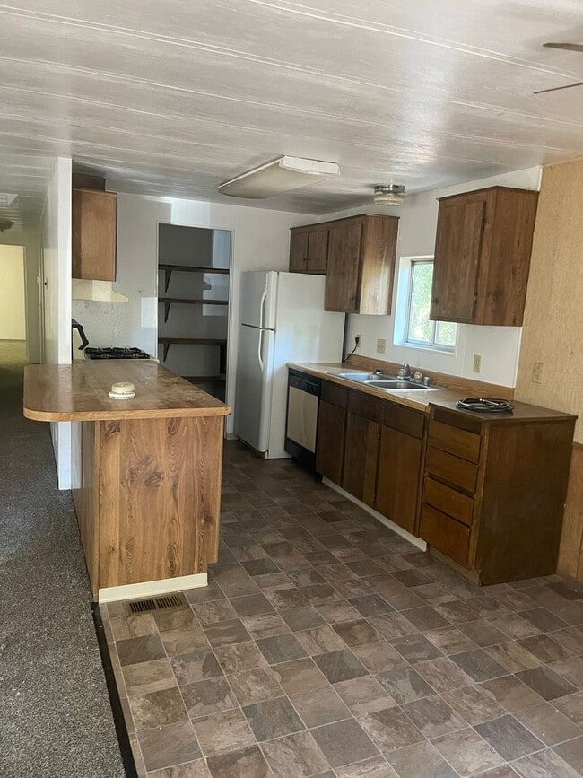 Building Photo - Upper Magalia Cute & clean 2 bed, 2 bath, storage shed, natural landscaping