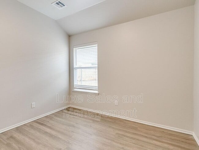 Building Photo - 10526 Utica Dr