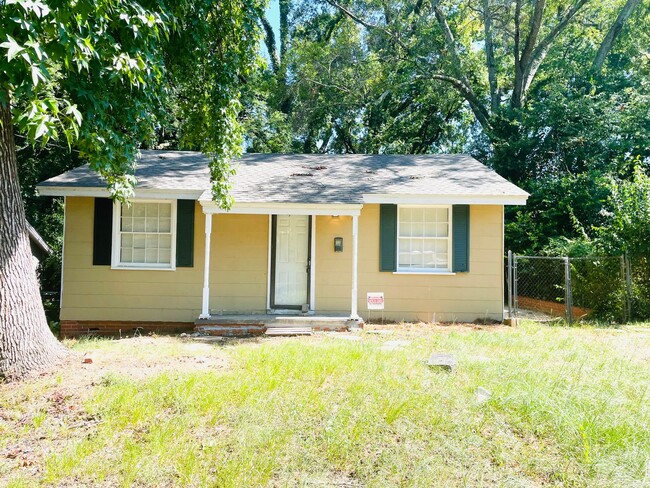 Primary Photo - ** 2 bed 1 bath located in Capitol Hights ...