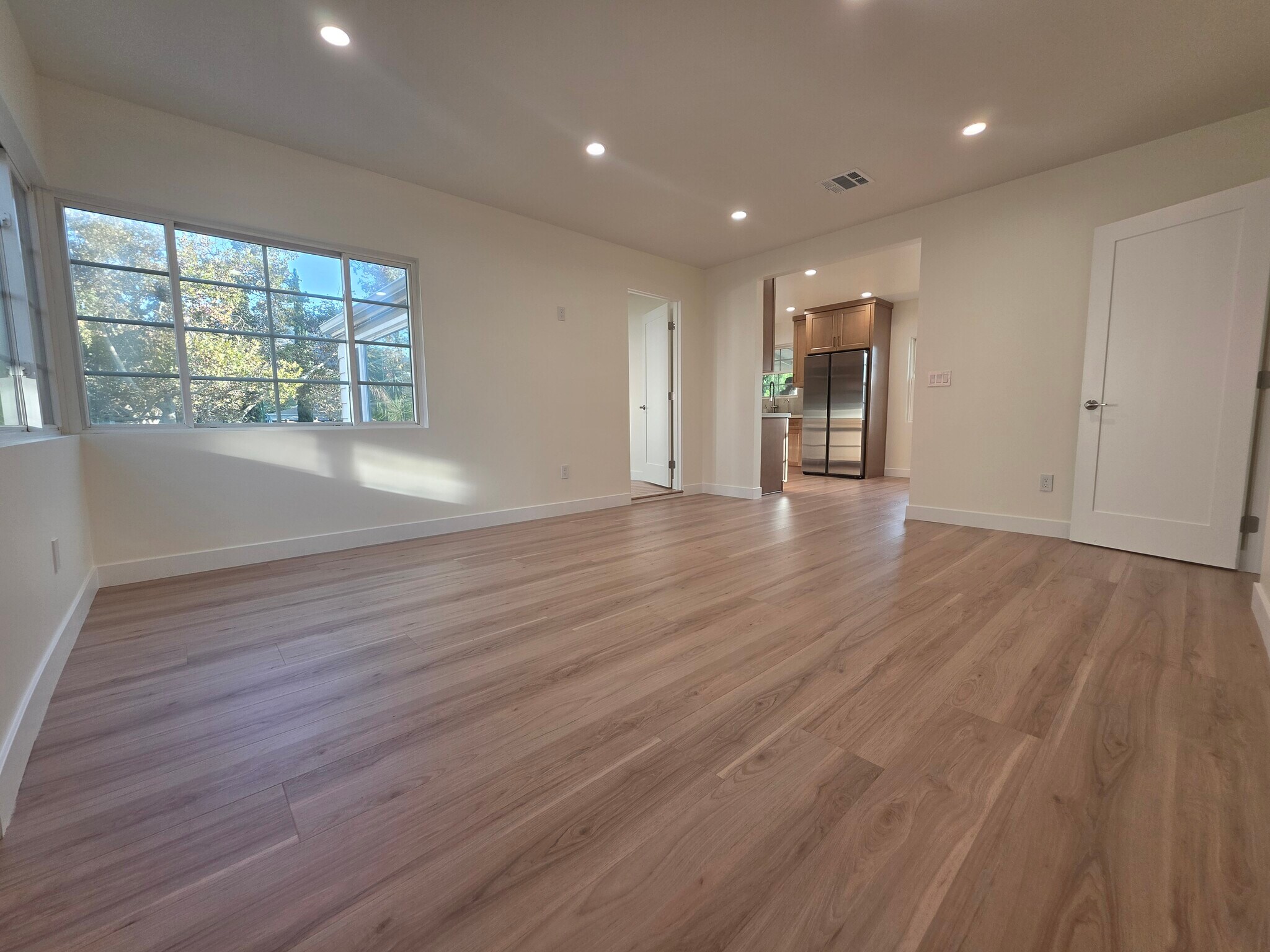 Building Photo - 2913 W Riverside Dr
