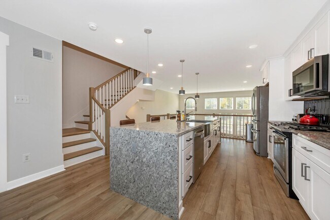 Building Photo - The Enclave At Gambrill View