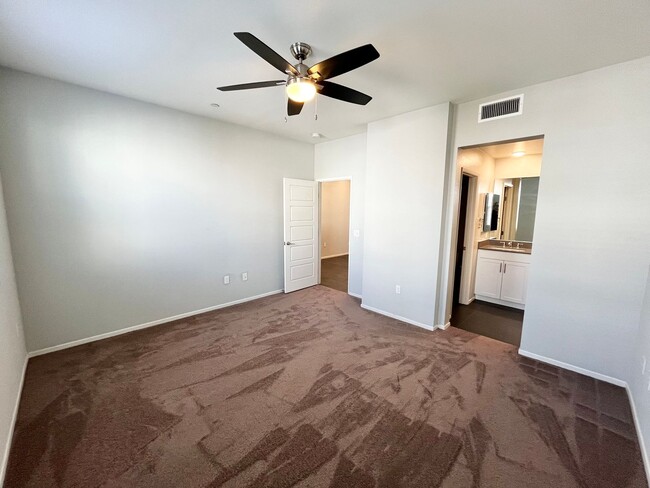 Building Photo - Modern 5B 4BA Townhome w/ AC in Playa Del ...