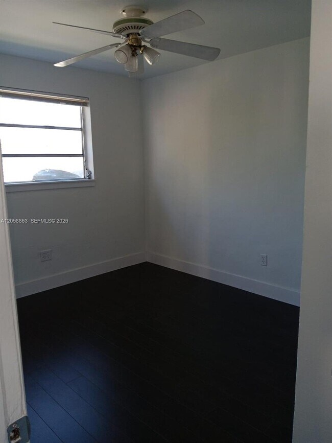 Building Photo - 107 SW 18th Ct