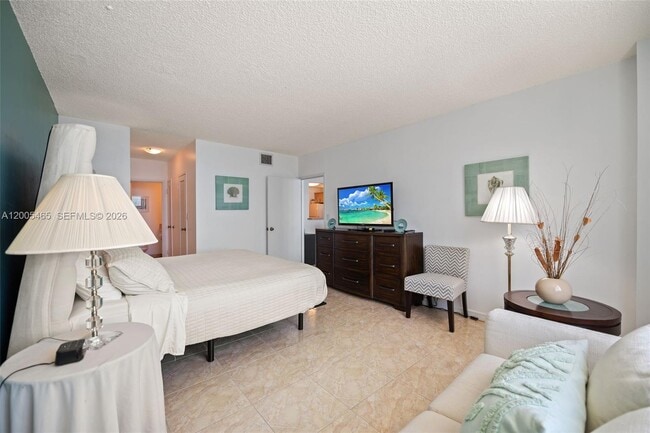 Building Photo - 3725 S Ocean Dr