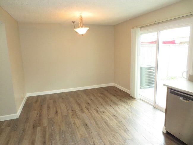 Building Photo - Spacious Two Story Townhome in Woodbridge