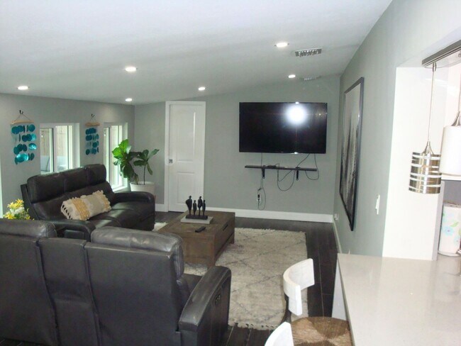 Building Photo - 31 NE 48th Ct