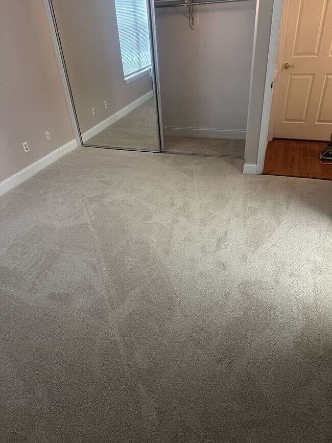 Building Photo - 2 bedroom 2 bath unit- Close to tanglewood!