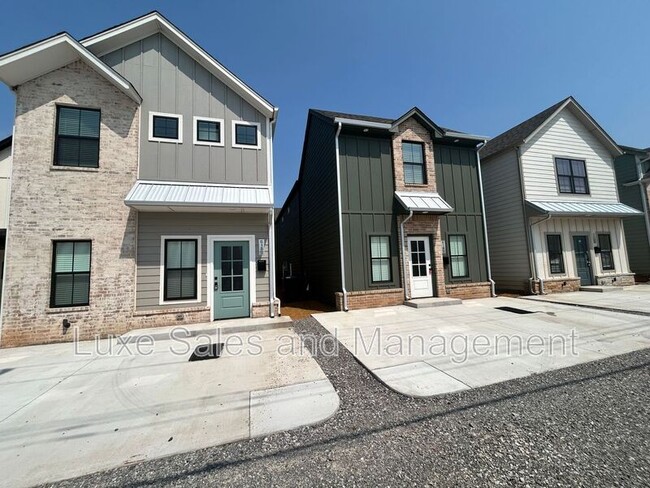 Building Photo - 618 W 2nd St