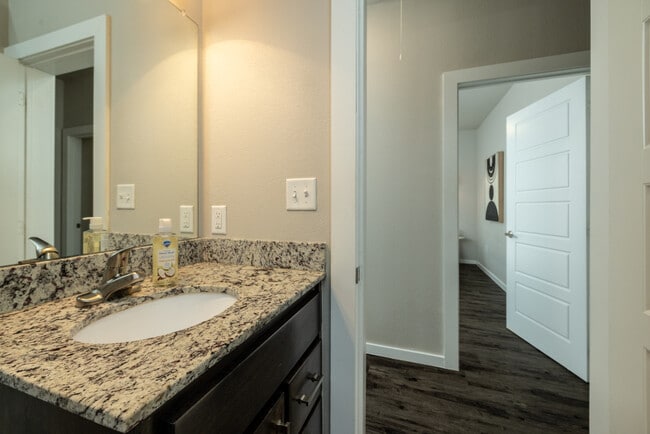 Building Photo - 2307 N Elm St