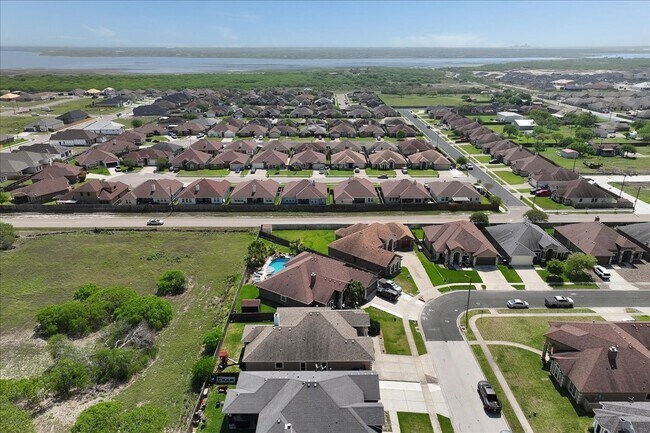 Building Photo - 7522 S Lake Dr