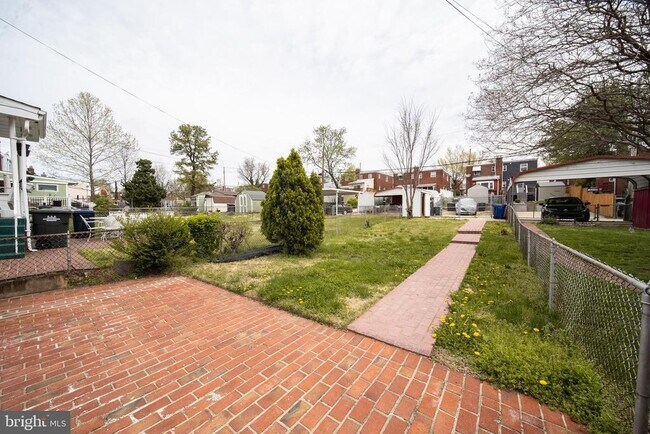 Building Photo - 604 Nicholson St NE